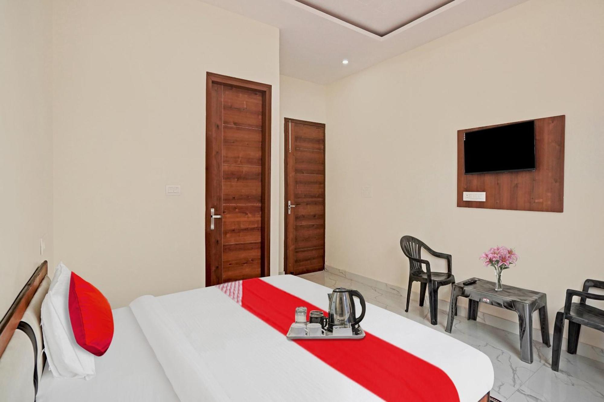 Oyo Ct Hotel Газиабад Экстерьер фото