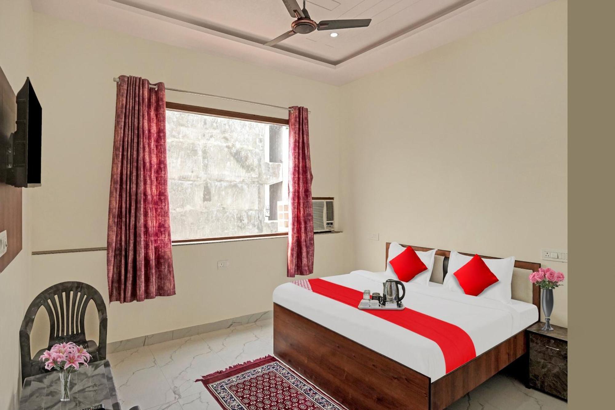 Oyo Ct Hotel Газиабад Экстерьер фото